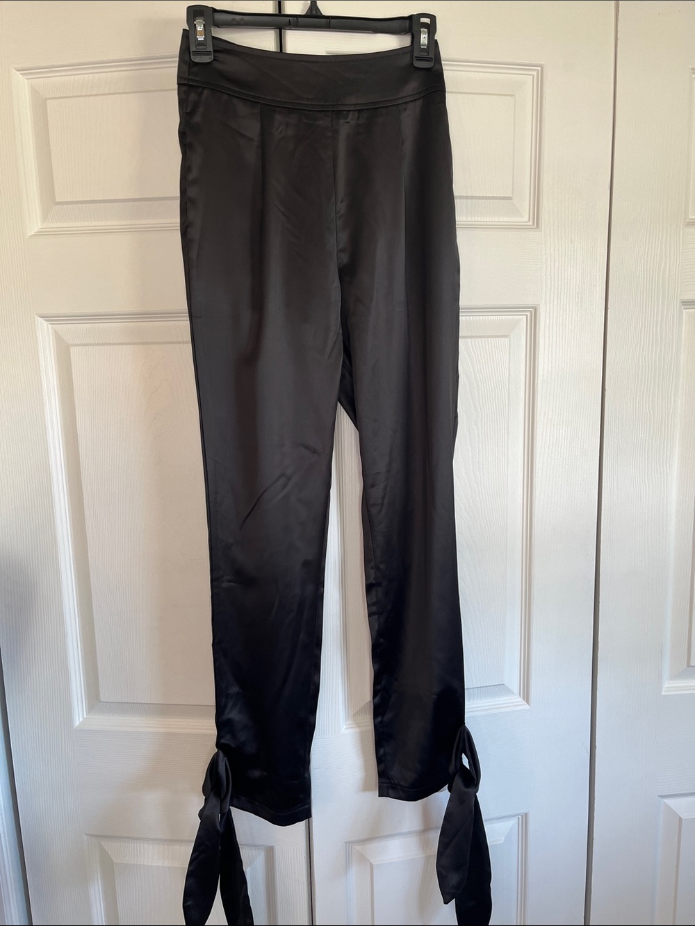 Heiress Beverly Hills Pleated Front Black Satin Ankle Tie Pants Women’s Size XS